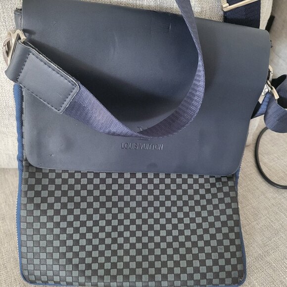 Louis Vuitton - Picture 1 of 8